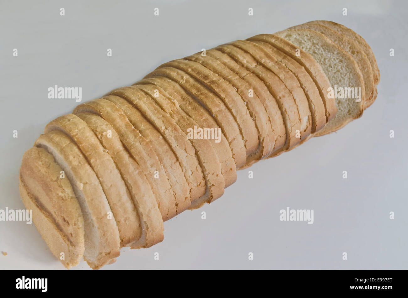 Appetitlich Laib Brot in Scheiben geschnitten Stockfoto