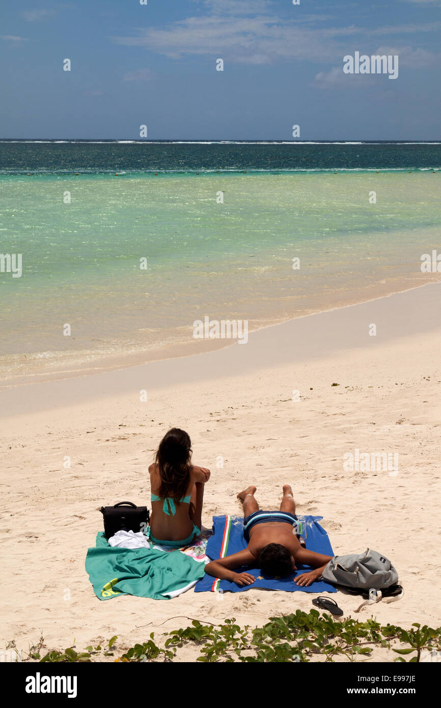 Paar auf Belle Mare Beach, Mauritius, Afrika liegend Stockfoto