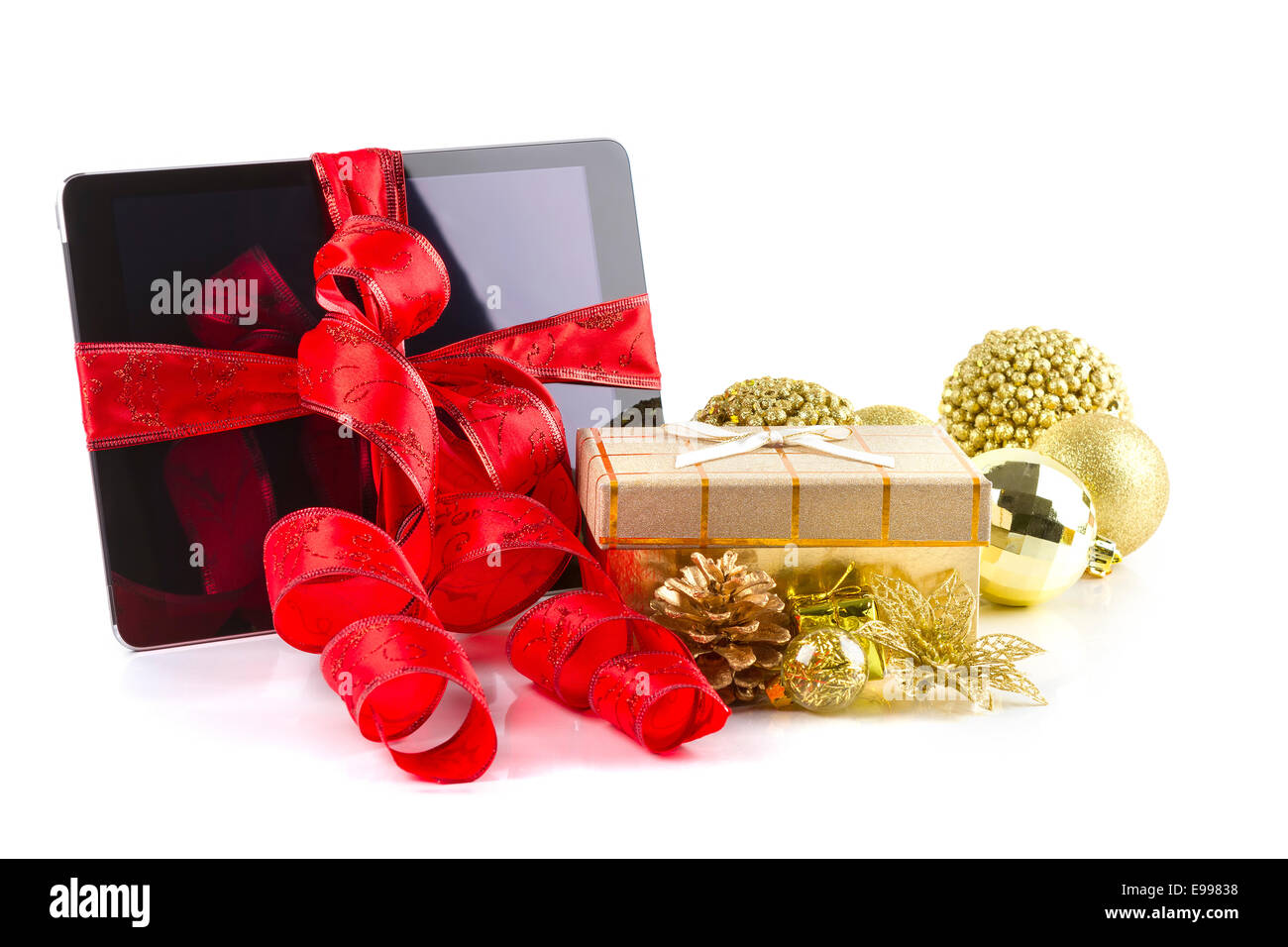 Tablet-pc mit Weihnachts-Dekorationen auf weißem Hintergrund Stockfoto