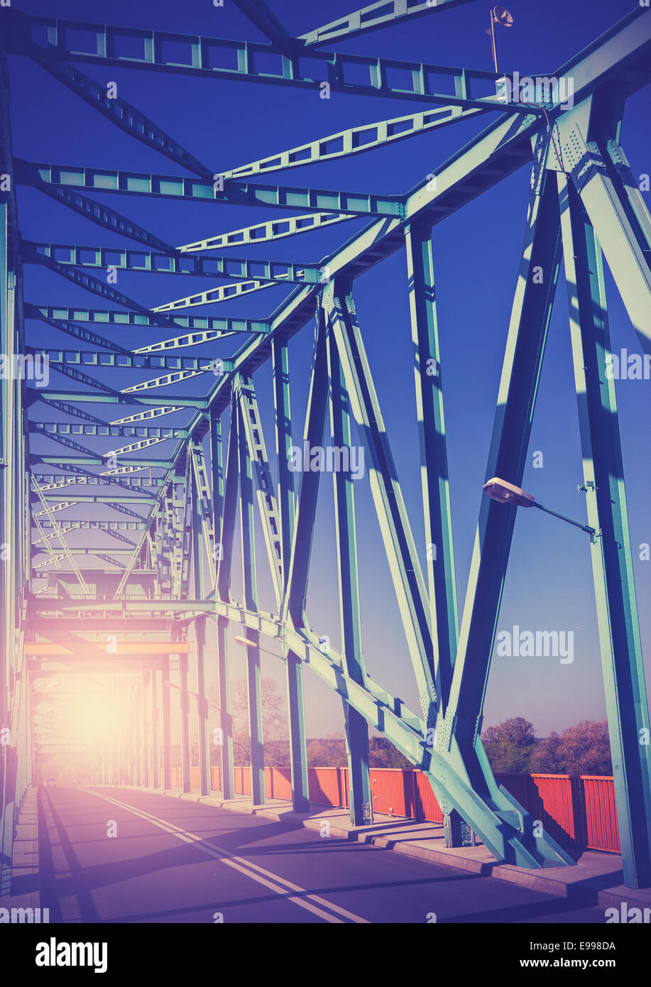 Vintage stilisierte Foto von einer Stahlbrücke mit Sonnenlicht. Stockfoto