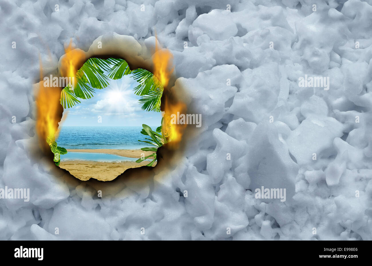 Winter zu entkommen-Konzept als brennende Loch auf einem kalten Winter Schnee Hintergrund enthüllt eine heißen tropischen Strand und das Meer-Szene als Symbol traval und Urlaub. Stockfoto