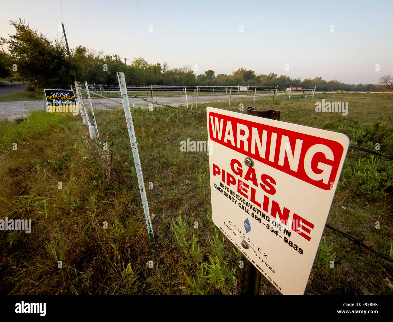 Texas, USA. 22. Oktober 2014. Ersten Mal wiegen Texas Wähler Verbot nach Öl zu bohren. Gas auch innerhalb der Stadtgrenzen warnt über Rohrleitung und Wahlrecht "ohne Unterstützung verantwortlich bohren." Bildnachweis: J. G. Domke/Alamy Live-Nachrichten Stockfoto