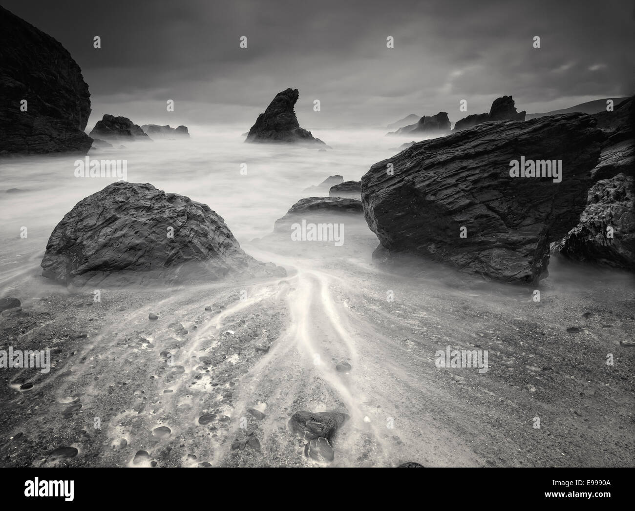 Strand in schwarz und weiß. Dieser Strand heißt Fontes Strand und befindet sich in Ferrol, Galicien, Spanien. Stockfoto