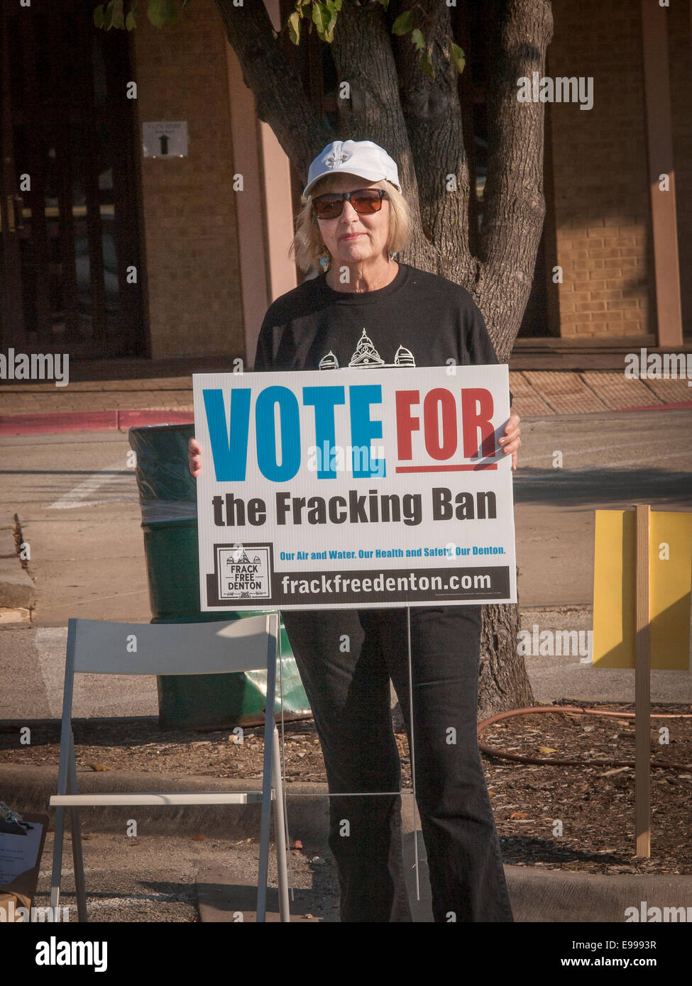 Texas, USA. 22. Oktober 2014. Susan Vaughan grüßt frühen Wählerinnen und Wähler in Denton Texas Bewohner Stimmen bei Wahlen im November darüber, ob Verbot hydraulic fracturing beim Bohren nach Öl und Erdgas. Bildnachweis: J. G. Domke/Alamy Live-Nachrichten Stockfoto