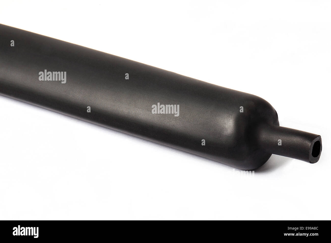 Schwarzen Schrumpfschlauch isoliert auf weißem Hintergrund Stockfoto