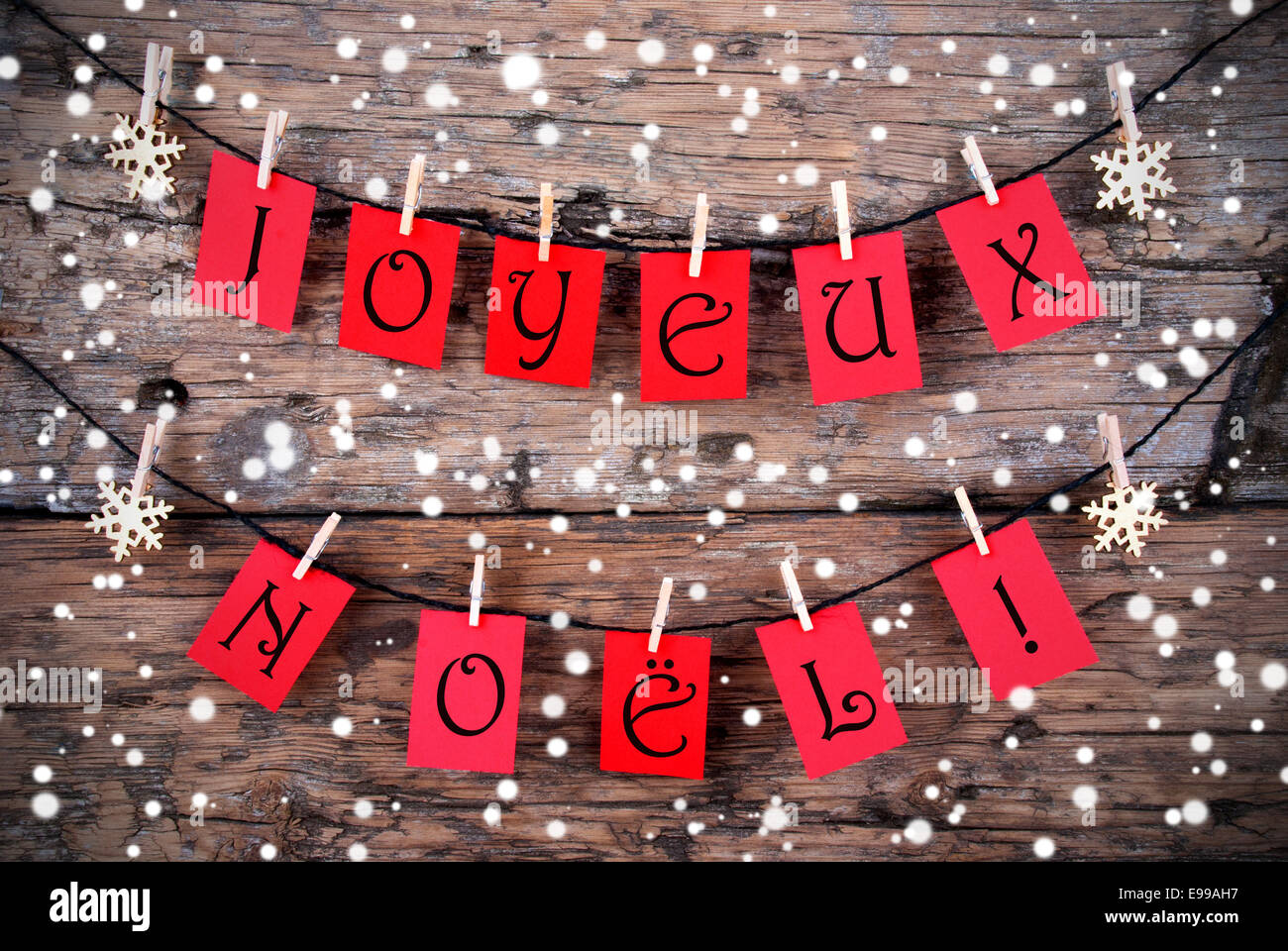 Verschneite Weihnachten Hintergrund mit der französischen Wörter Joyeux Noël auf rot-Tags, d.h. frohe Weihnachten Stockfoto