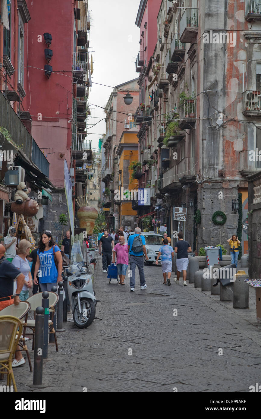 Neapel, Italien Seitenstraßen in der ganzen Stadt drängen mit Souvenirläden, Cafes, Pizzerias und Kirchen. Stockfoto