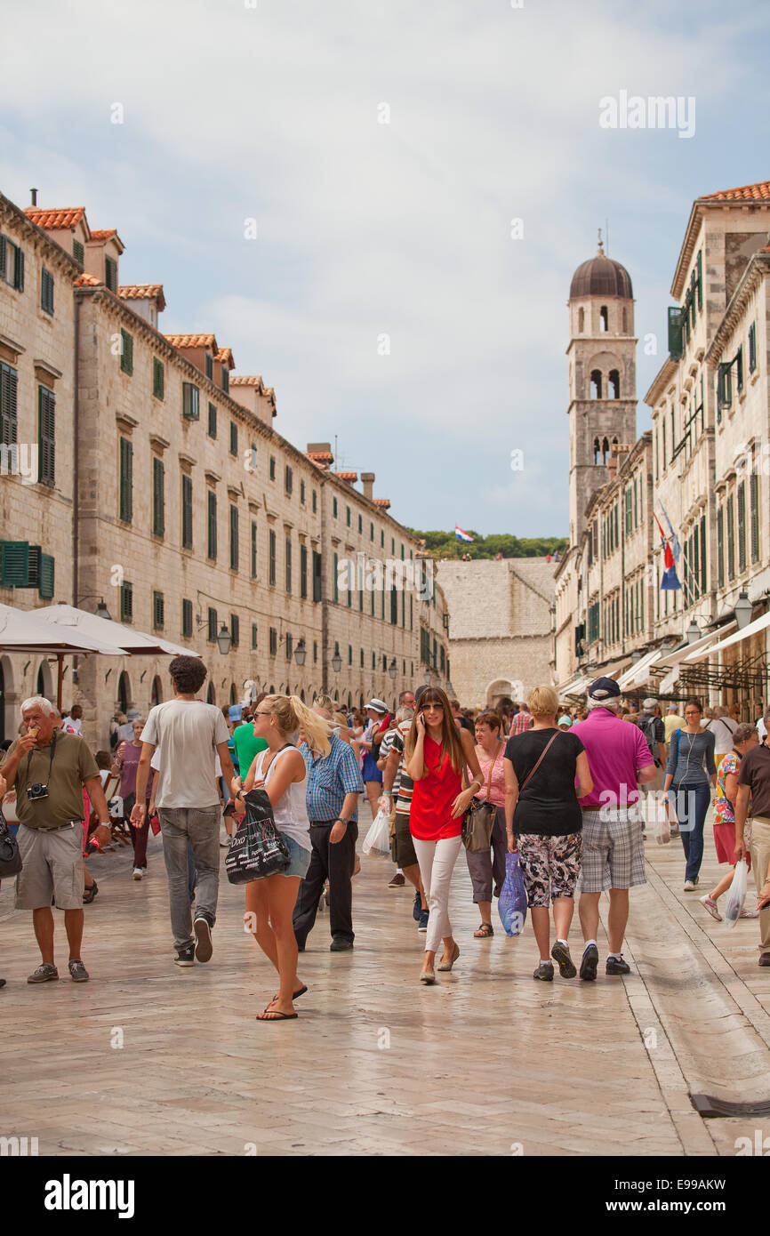 Dubrovnik, Kroatien, der Hauptverkehrsstraße, einer verkehrsberuhigten Straße, die mit Touristen, mit hohen Gebäuden auf beiden s drängten Stockfoto
