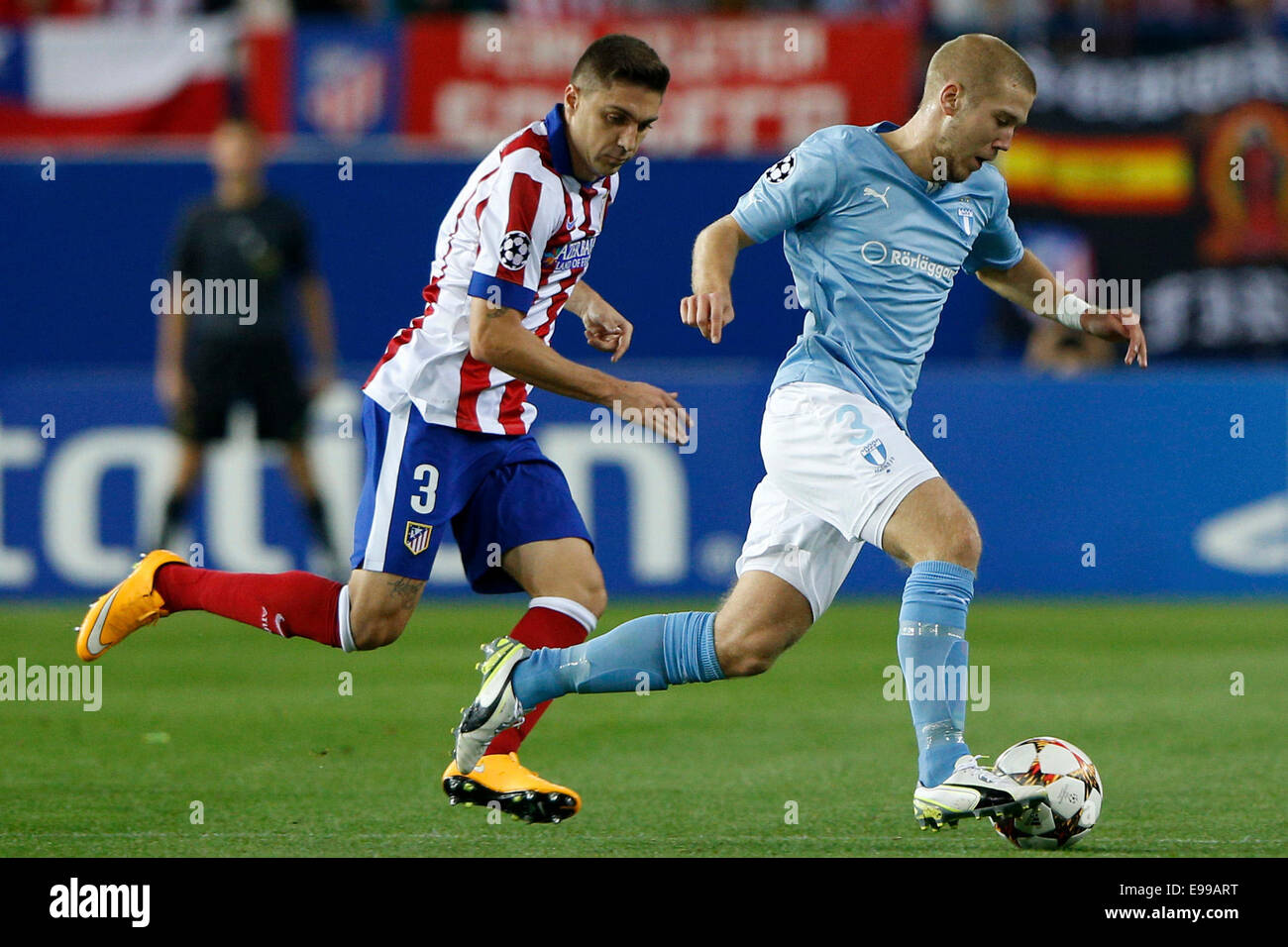 Vincente Calderon Stadion, Madrid, Spanien. 22. Oktober 2014. UEFA Champions League Fußball. Atletico Madrid gegen Malmö FF Ghillherme Magdalena Siqueira Verteidiger Atletico de Madrid und Anton Tinnerholm Verteidiger von Malmö FF Credit: Action Plus Sport/Alamy Live News Stockfoto