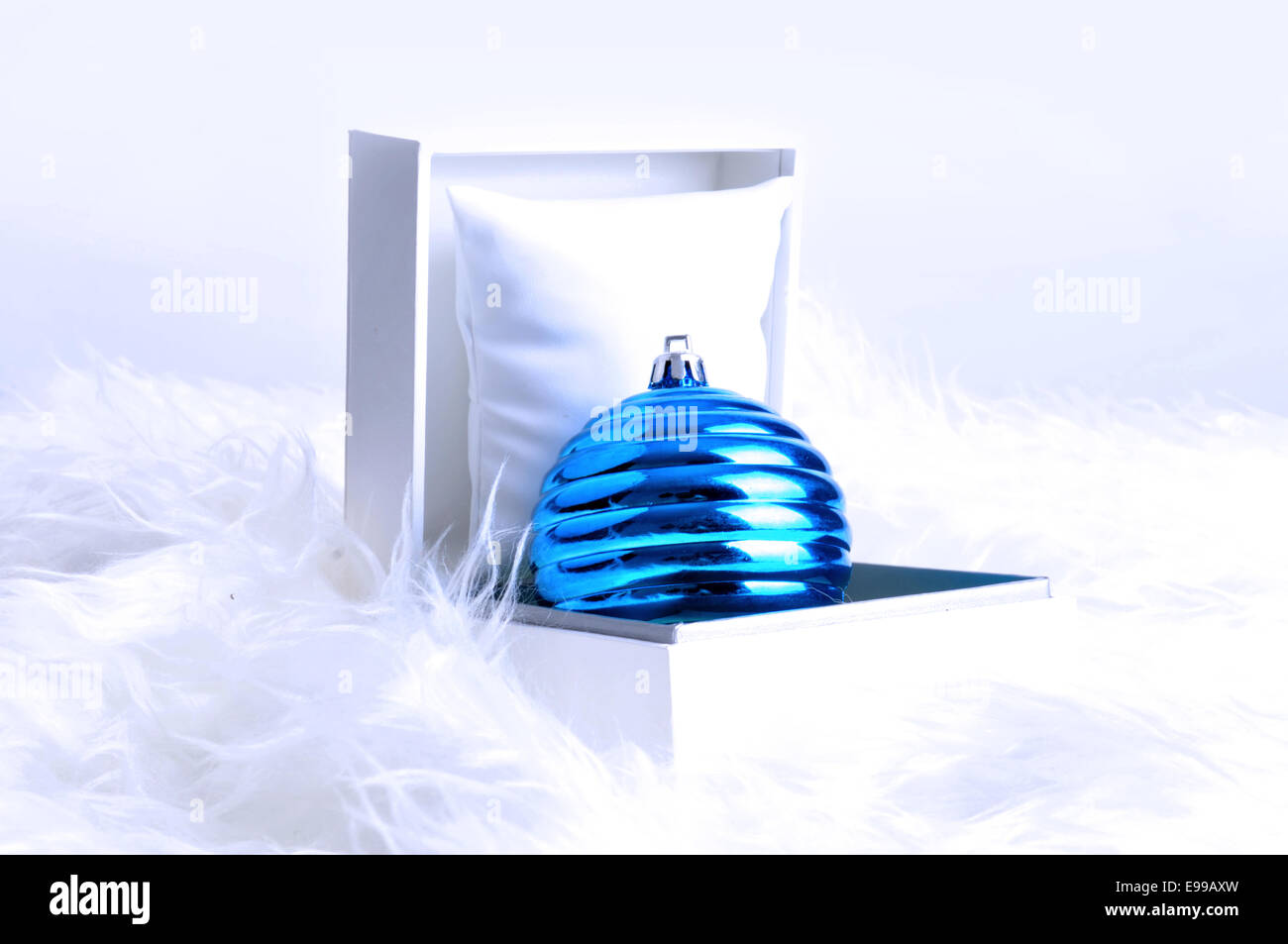 Weihnachtsgeschenk auf dem weißen Hintergrund Stockfoto