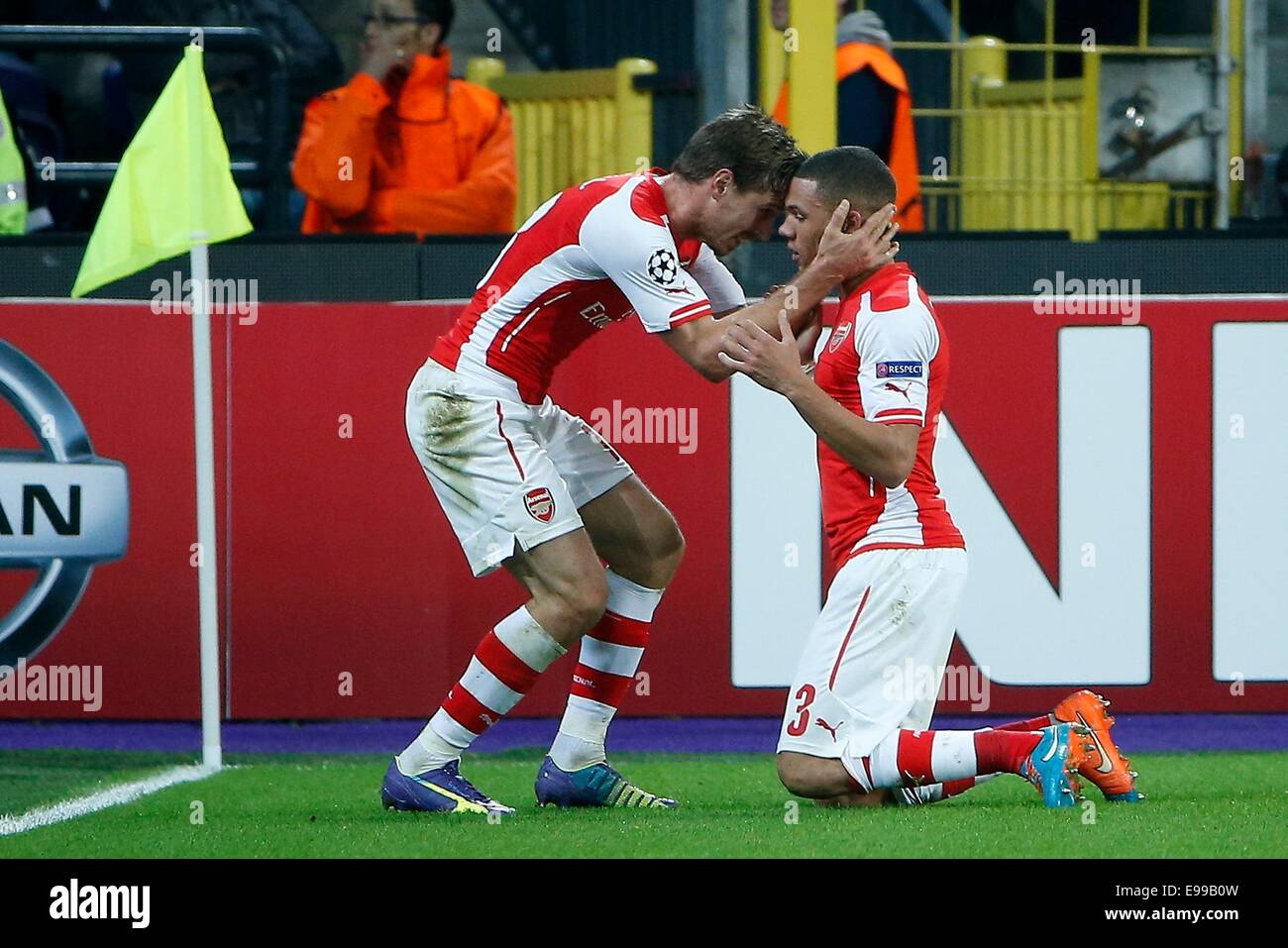 Anderlecht (Belgien). 22. Oktober 2014. UEFA Champions League Fußball. Anderlecht gegen Arsenal. Alex Oxlade-Chamberlain von Arsenal feiert das ausgleichende Ziel mit Kieran Gibbs Credit: Action Plus Sport/Alamy Live News Stockfoto