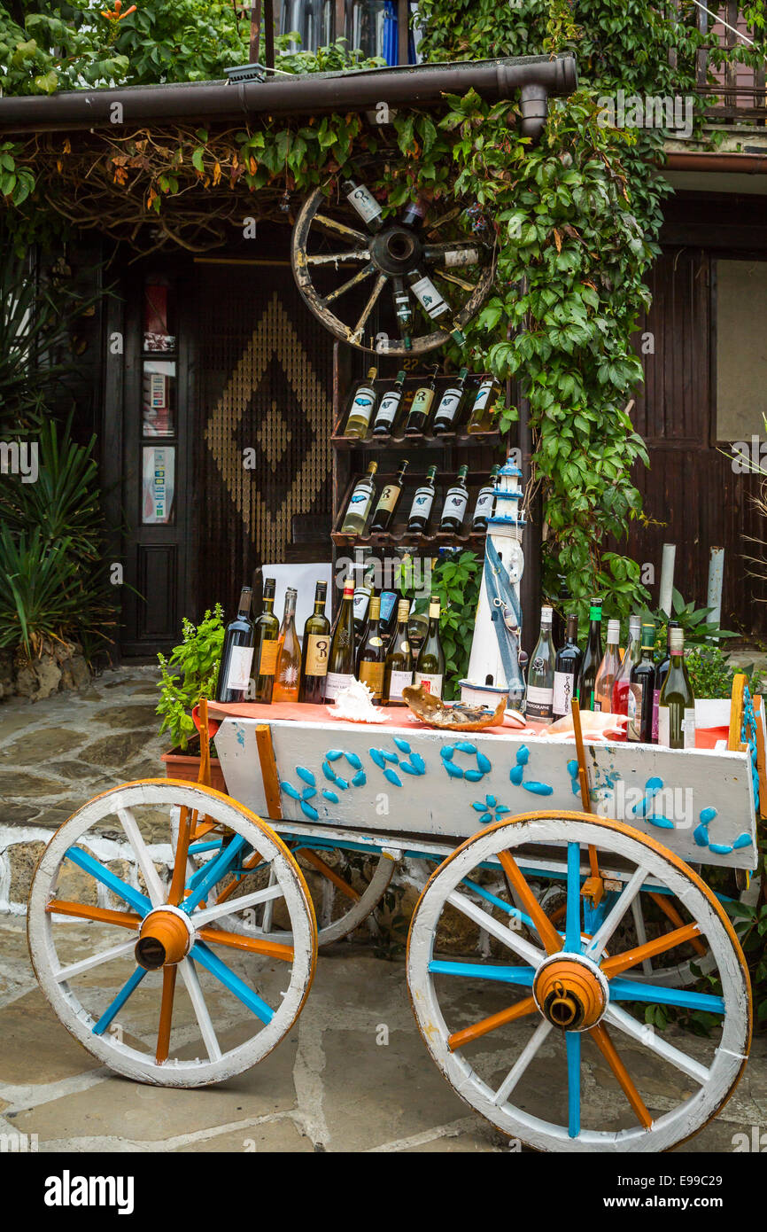 Ein Flasche Wein Display Wagen in ein Restaurant und eine Bar in Nessebar, Bulgarien, Europa. Stockfoto