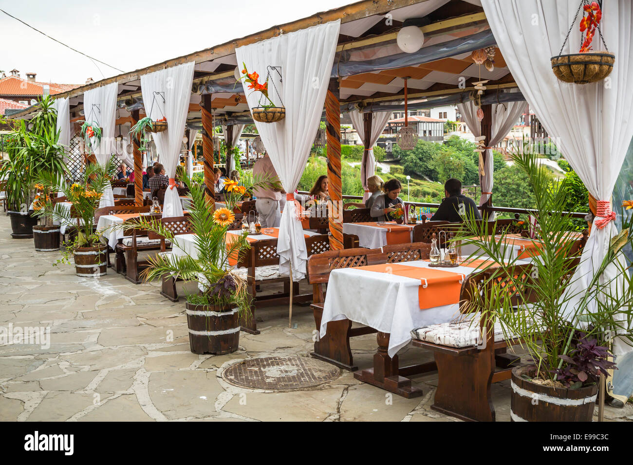 Dekor ein Restaurant im Freien direkt am Meer in Nessebar, Bulgarien. Stockfoto