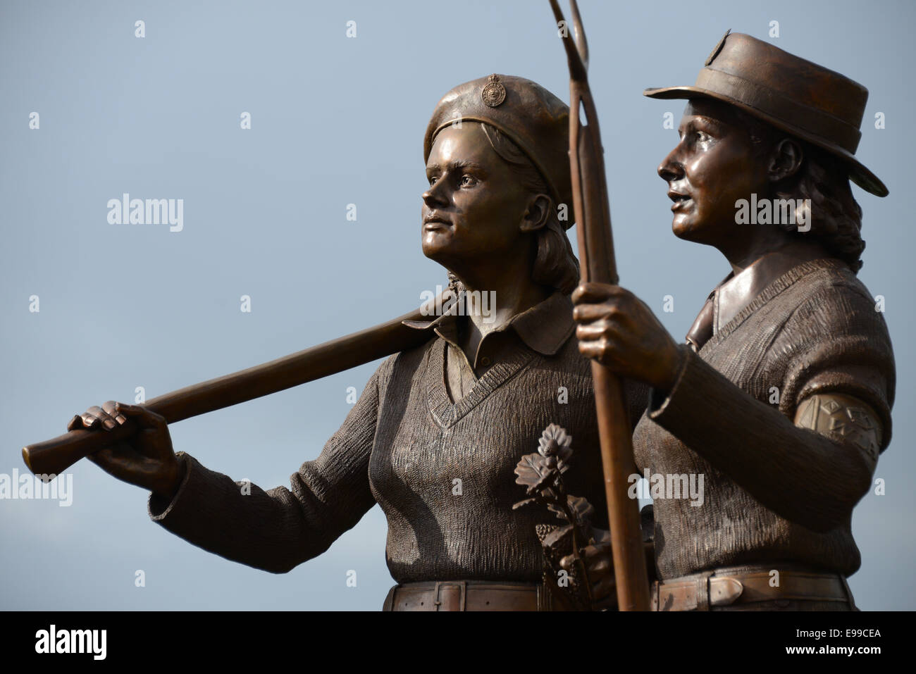 Die Land-Mädchen und Bauholz Jills Statue vorgestellt auf der National Memorial Arboretum, Staffordshire, UK, 20.10.2014 Stockfoto