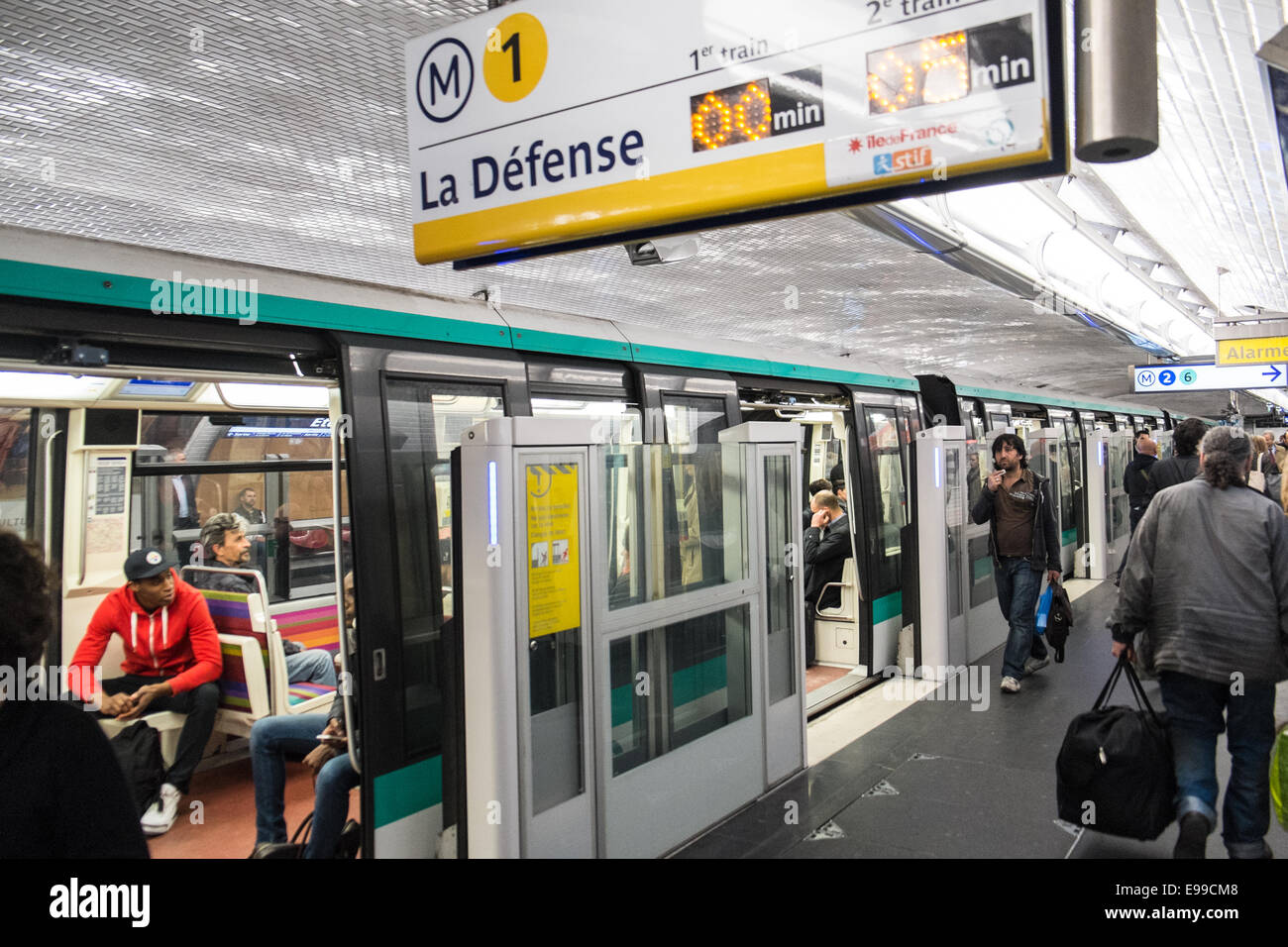 Paris Metro, Station La Defense, Zug, Plattform, u-Bahn, Metro 1 Linie, Paris, Frankreich. Stockfoto