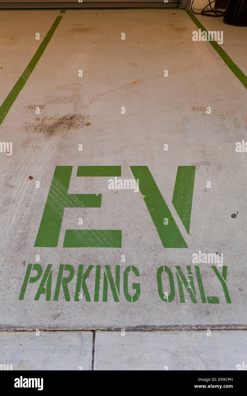Elektrofahrzeug bezeichneten Parkplatz - USA Stockfoto