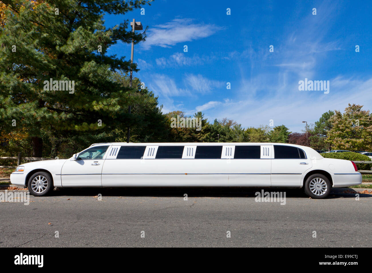 Weiße Limousine geparkt - USA Stockfoto