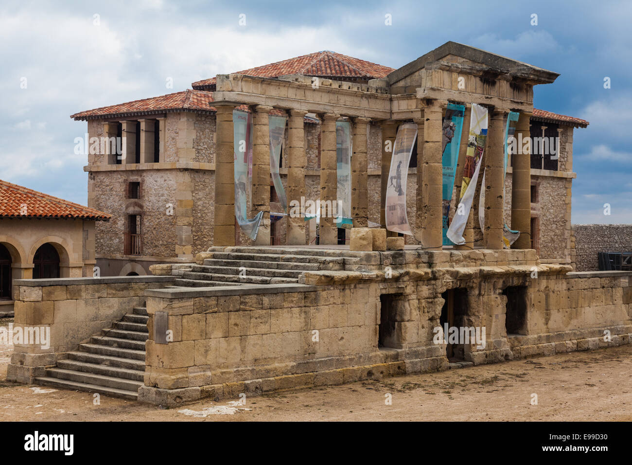Griechischer Tempel Ruinen in den Innenhof des Krankenhauses Caroline, Frioul-inseln, in der Nähe von Marseille. Stockfoto