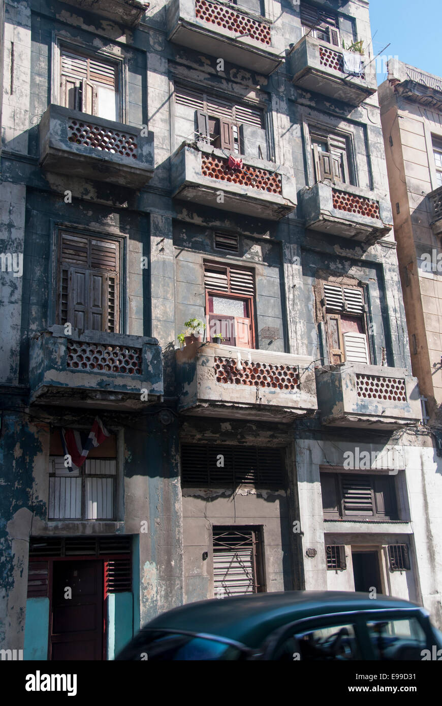 Eines der vielen Gebäude in der hoffnungslosen Notwendigkeit der Reparatur und Restauration im zentralen Teil der Stadt Havanna Kuba Stockfoto