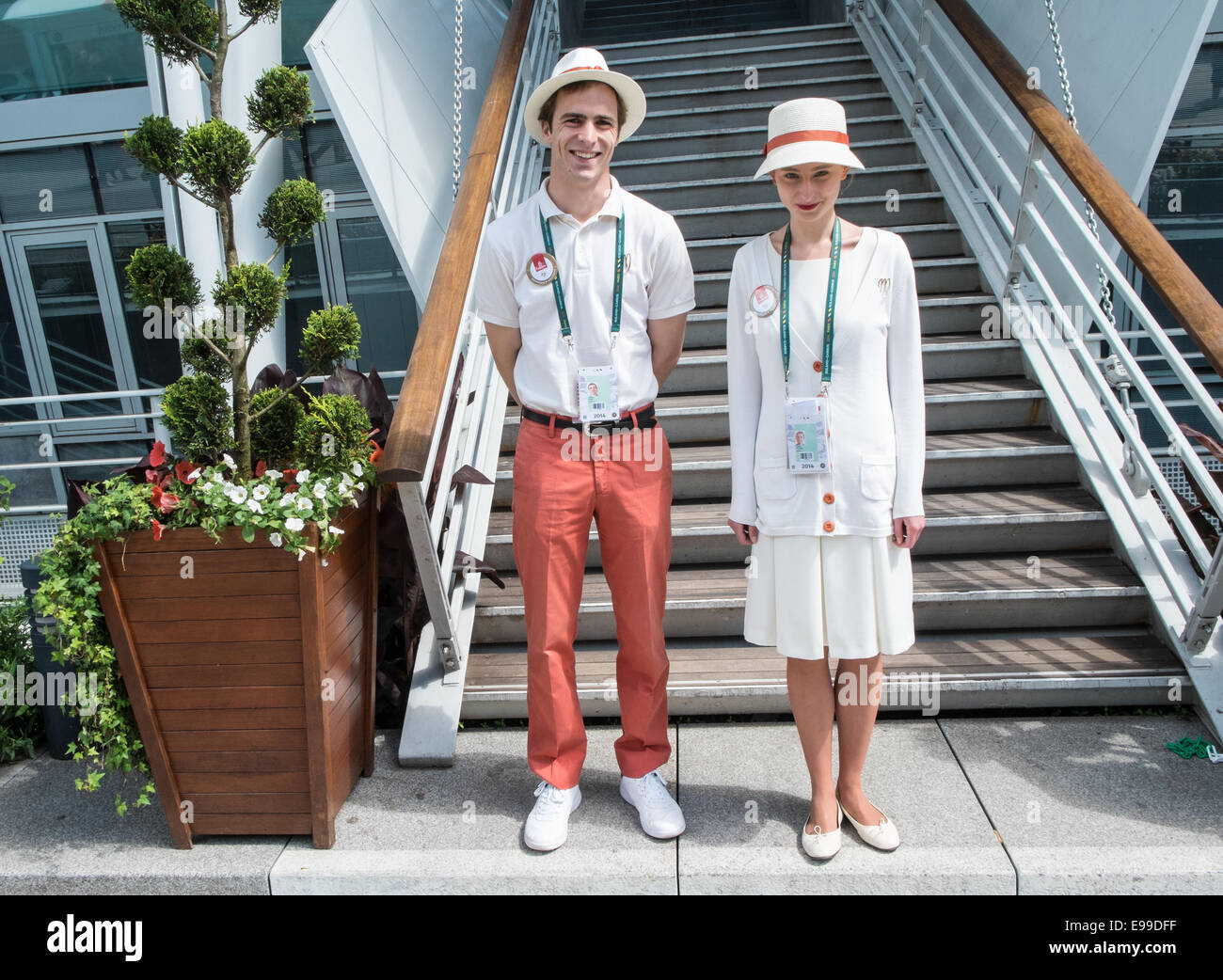Cool, die uniformierten gekleidet stilvoll gestalteten Ticket Personal an Roland Garros French Open Tennisturnier, Paris im Juni. Stockfoto