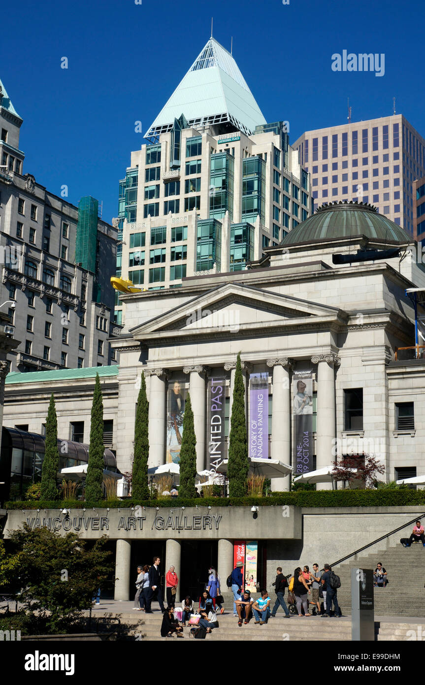 Menschen vor der Vancouver Art Gallery an einem sonnigen Sommertag, Vancouver, BC, Kanada Stockfoto