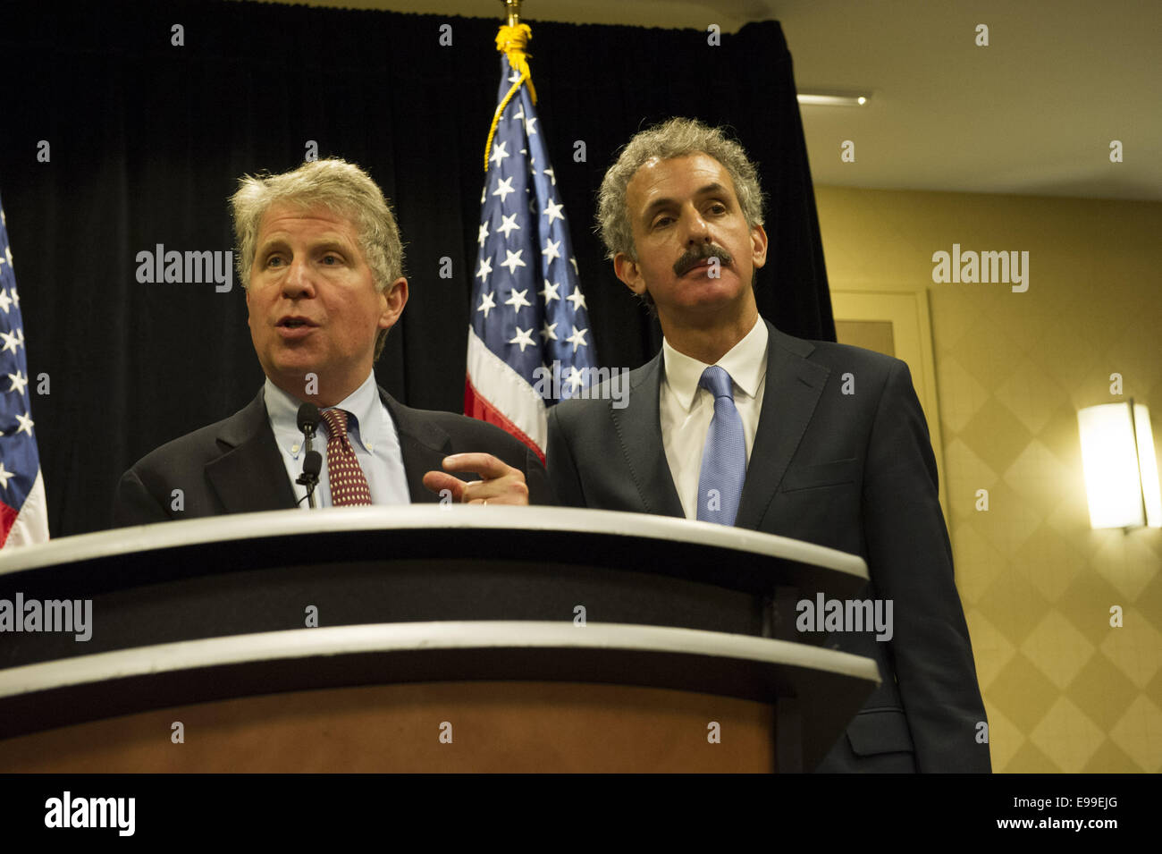 Atlanta, GA, USA. 21. Oktober 2014. Beantworten Sie CYRUS R. VANCE JR., Manhattan Bezirksstaatsanwalt und MIKE FEUER, Los Angeles City Attorney, Fragen im ersten nationalen Staatsanwälte gegen Waffengewalt Gipfeltreffen in Atlanta GA heute 21.10.14 mit Staatsanwälten aus allen Regionen auf das Land treffen, Ansätze zur Eindämmung der Waffengewalt zu diskutieren. © Robin Rayne Nelson/ZUMA Draht/Alamy Live-Nachrichten Stockfoto