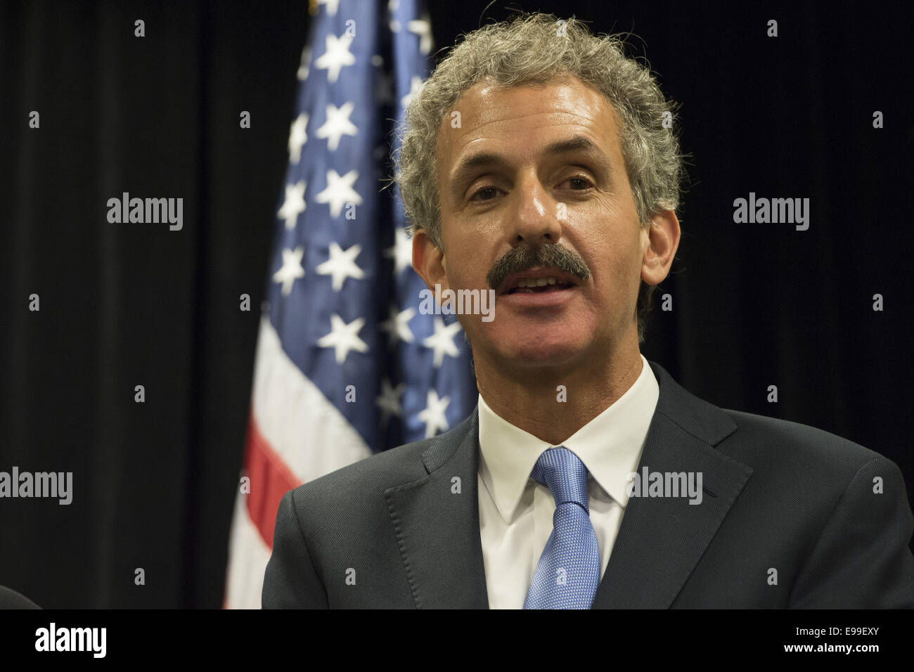 Atlanta, GA, USA. 21. Oktober 2014. MIKE FEUER, Los Angeles City Attorney, Antworten auf Fragen beim ersten nationalen Staatsanwälte gegen Waffengewalt Gipfel statt in Atlanta GA heute 21.10.14 mit Staatsanwälten aus allen Regionen auf das Land treffen, Ansätze zur Eindämmung der Waffengewalt zu diskutieren. © Robin Rayne Nelson/ZUMA Draht/Alamy Live-Nachrichten Stockfoto