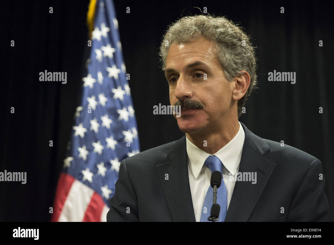 Atlanta, GA, USA. 21. Oktober 2014. MIKE FEUER, Los Angeles City Attorney, Antworten auf Fragen beim ersten nationalen Staatsanwälte gegen Waffengewalt Gipfel statt in Atlanta GA heute 21.10.14 mit Staatsanwälten aus allen Regionen auf das Land treffen, Ansätze zur Eindämmung der Waffengewalt zu diskutieren. © Robin Rayne Nelson/ZUMA Draht/Alamy Live-Nachrichten Stockfoto