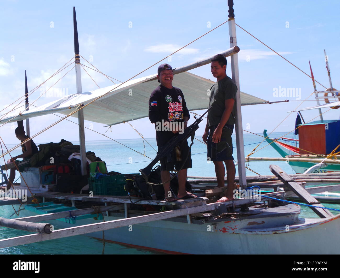 Apo Reef, Philippinen. 22. Oktober 2014. Parkranger bestehend aus Taskforce MARLEM, philippinische Armee und philippinische Polizei sind stationiert im Apo Riff geschützten marine Sanctuary in Sablayan, Occidental Mindoro zu bewachen und schützen das zweitgrößte Atoll Korallenriff der Welt gegen illegale Fischerei und Wilderei bedrohte Arten, die nur gefunden und in Apo Reef wie grüne Meeresschildkröten und echte Karettschildkröte reichlich vorhanden sein können.  Das Riff ist auch Heimat von Jahrhunderte alten Mangroven und reiche biologische Vielfalt der Meere. © Sherbien Dacalanio / Alamy Live News Stockfoto