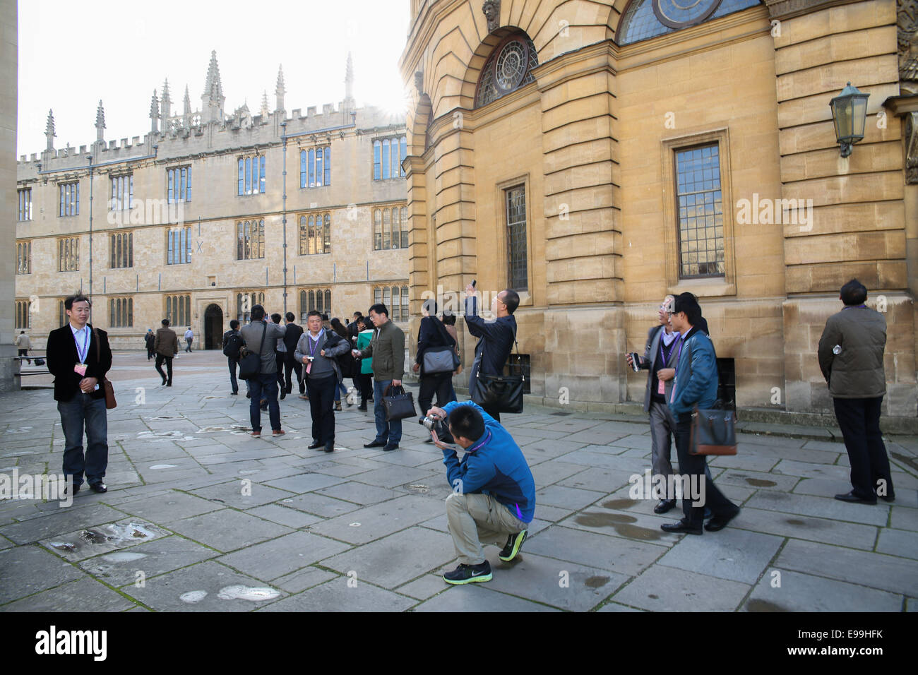 Asiatische Touristen im Sheldonian Theater in Oxford, England Stockfoto