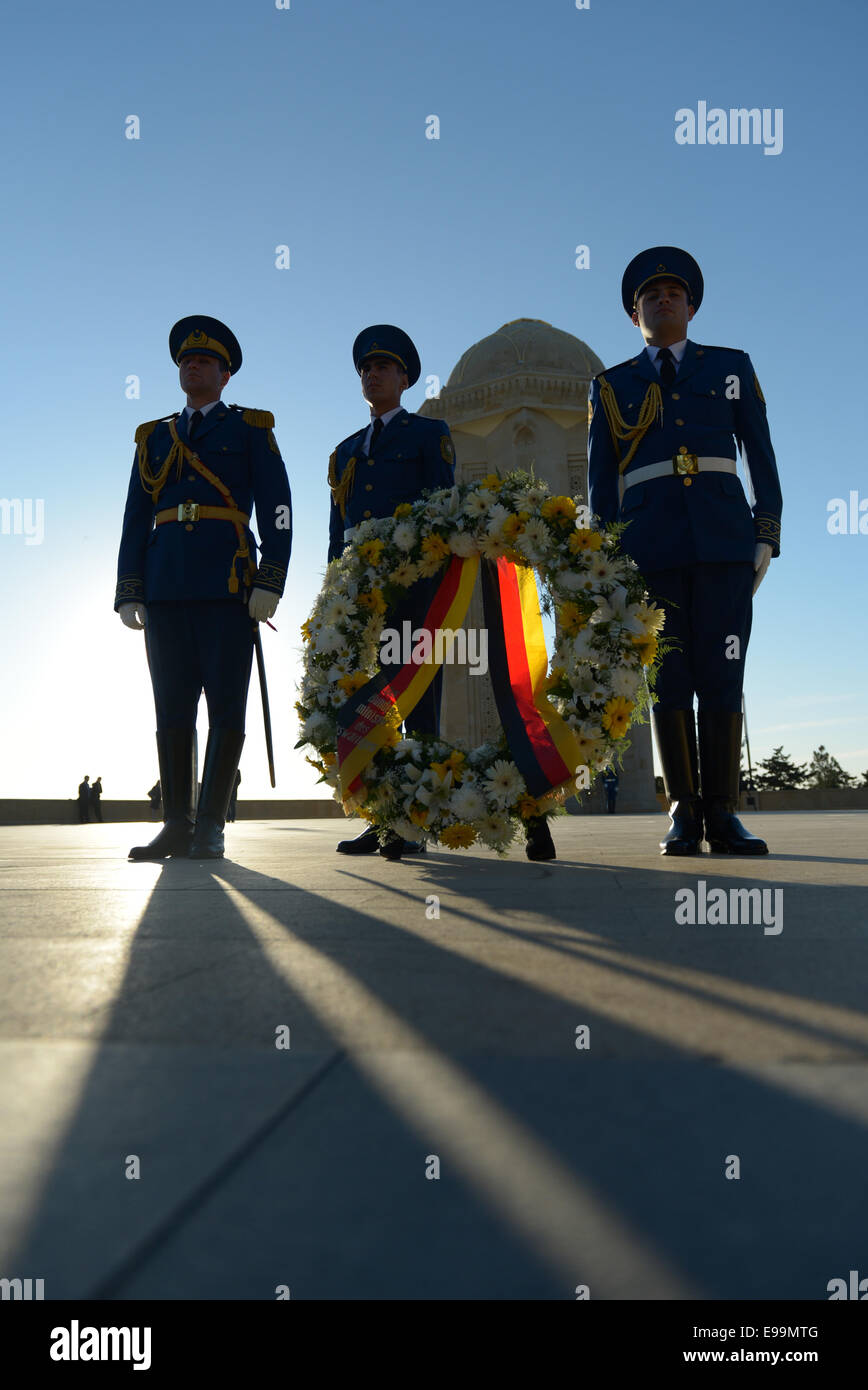 Baku, Aserbaidschan. 23. Oktober 2014. Soldaten sind bei einer Kranzniederlegung in der Märtyrer-Halle mit deutschen Außenminister Frank-Walter Steinmeier (SPD) in Baku, Aserbaidschan, 23. Oktober 2014 abgebildet. Die Website Friedhof und Denkmal gedenkt der Opfer des Krieges zwischen Armenien und Aserbaidschan um die Region Berg-Karabach und des Krieges von der sowjetischen Invasion in Baku. Steinmeier besucht Aserbaidschan und Armenien während seiner Reise. Foto: Rainer Jensen/Dpa/Alamy Live-Nachrichten Stockfoto