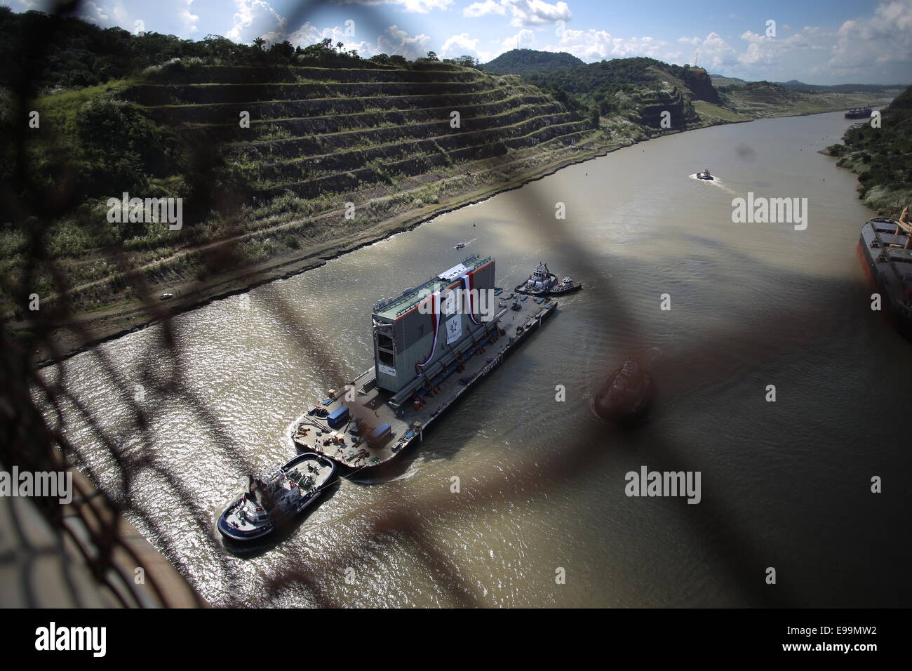 Panama City, Panama. 22. Oktober 2014. Ein Lastkahn überträgt ein Tor für die neuen Schleusen des Panama-Kanals, in Panama-Stadt, Hauptstadt von Panama, am 22. Oktober 2014. Laut der lokalen Press, am Mittwoch ein Binnenschiff befördert durch den Panamakanal, der erste der acht riesigen Tore an den neuen Schleusen auf der pazifischen Eingang des Kanals installiert werden. Bildnachweis: Mauricio Valenzuela/Xinhua/Alamy Live-Nachrichten Stockfoto