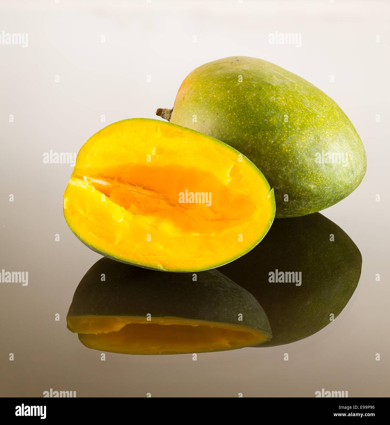Zwei Mangos auf reflektierenden Oberfläche Stockfoto