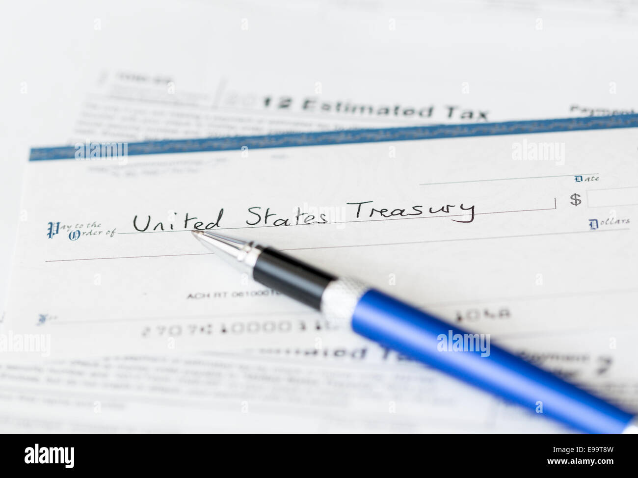 USA Steuerformular 1040 für das Jahr 2012 mit Scheck Stockfoto