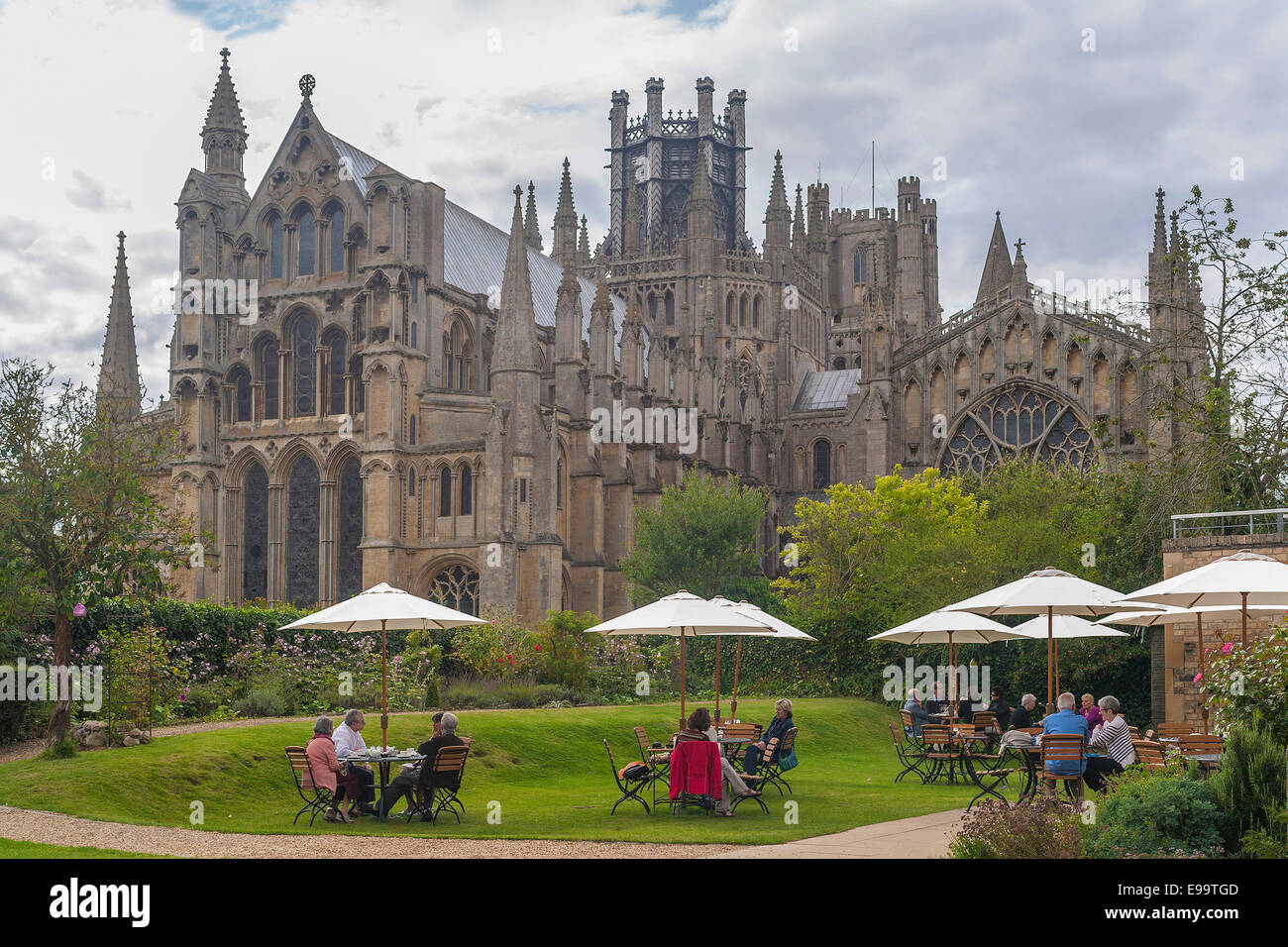 England, Cambridgeshire, Ely Kathedrale & Gärten Stockfoto