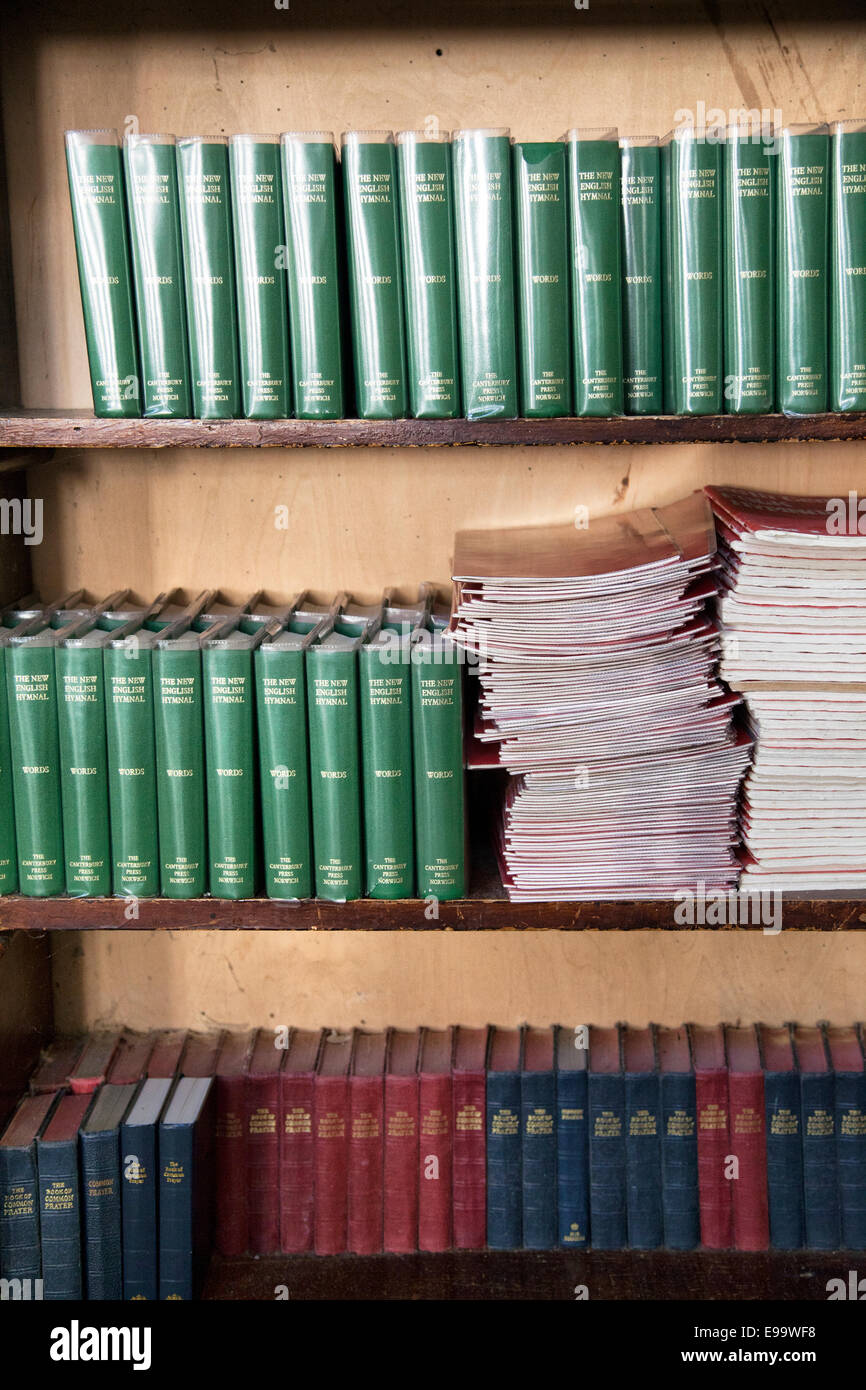 Gesangbuch-Bücher in kirchlichen Regal Stockfoto