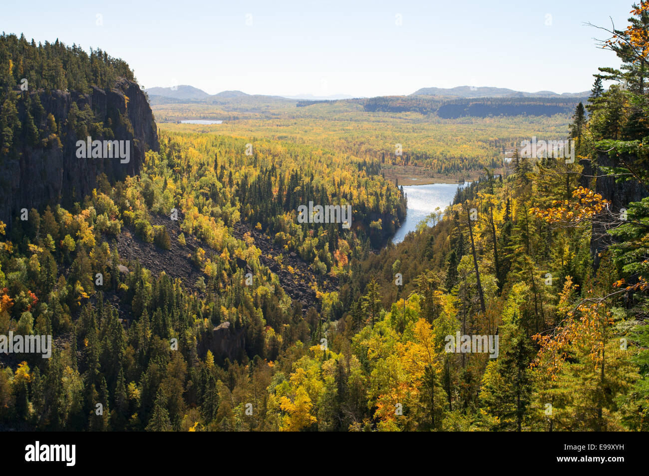 Ouimet Canyon Provincial Park, Blick nach Süden in Richtung Gulch und Crow Seen, Ontario, Kanada Stockfoto