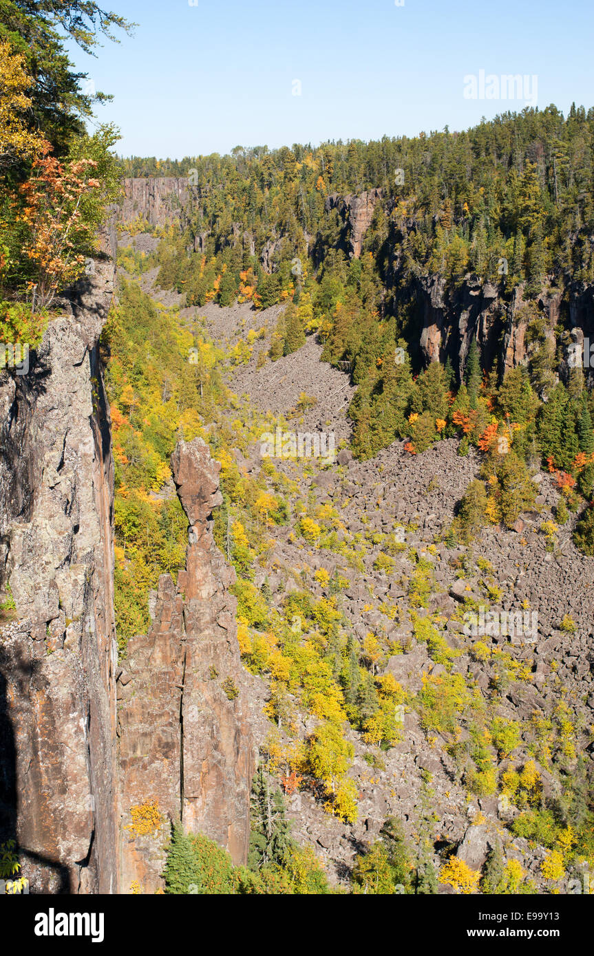 Der Leiter der Omett oder Indian Head Rock im Ouimet Canyon Provincial Park, Dorion, Ontario, Kanada. Stockfoto