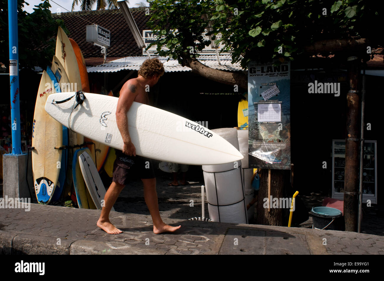 Straßen von Kuta. Ein Tourist mit seinem Surfbrett geht nach Kuta Beach. Bali. Die meisten der Südküste Lomboks bieten Surf-suchende challen Stockfoto