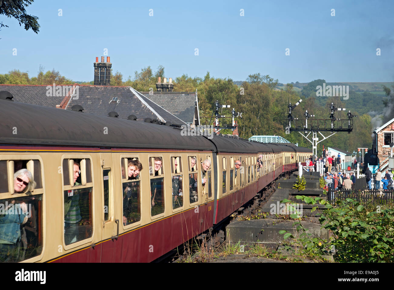 Passagiere auf den Eisenbahnwaggons der North york Moors an der Autumn Steam Gala Grosmont Railway Station North Yorkshire England Großbritannien Stockfoto