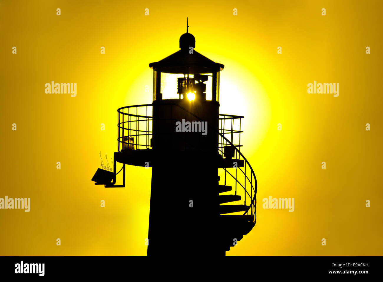 Leuchtturm Silhouetteat gelbe Sonnenuntergang Stockfoto