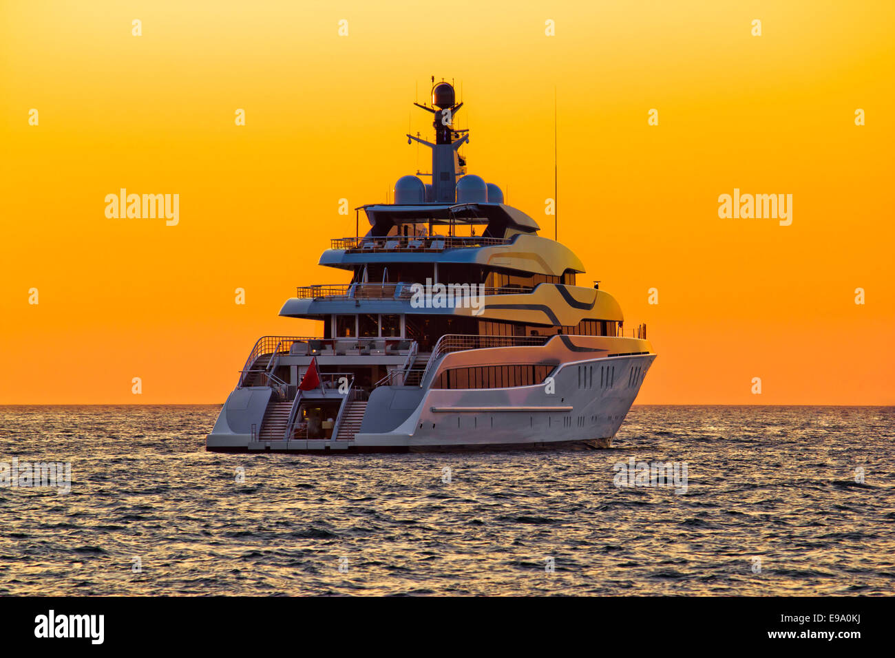 Luxusyacht auf dem offenen Meer bei Sonnenuntergang Stockfoto