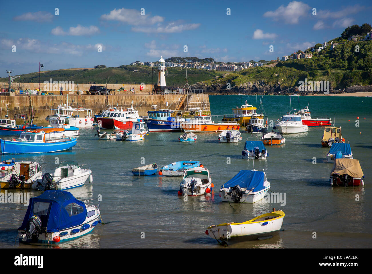Boote im Hafen von St. Ives, Cornwall, England Stockfoto