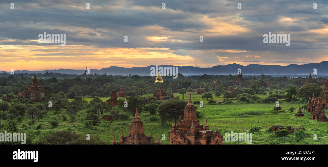 Panoramablick auf eine buddhistische Tempelanlage in das Tal des Flusses Irrawaddy. Stockfoto