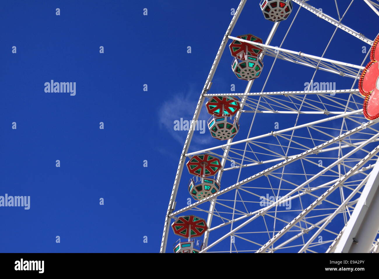 Weiße Riesenrad mit blauem Himmel Stockfoto