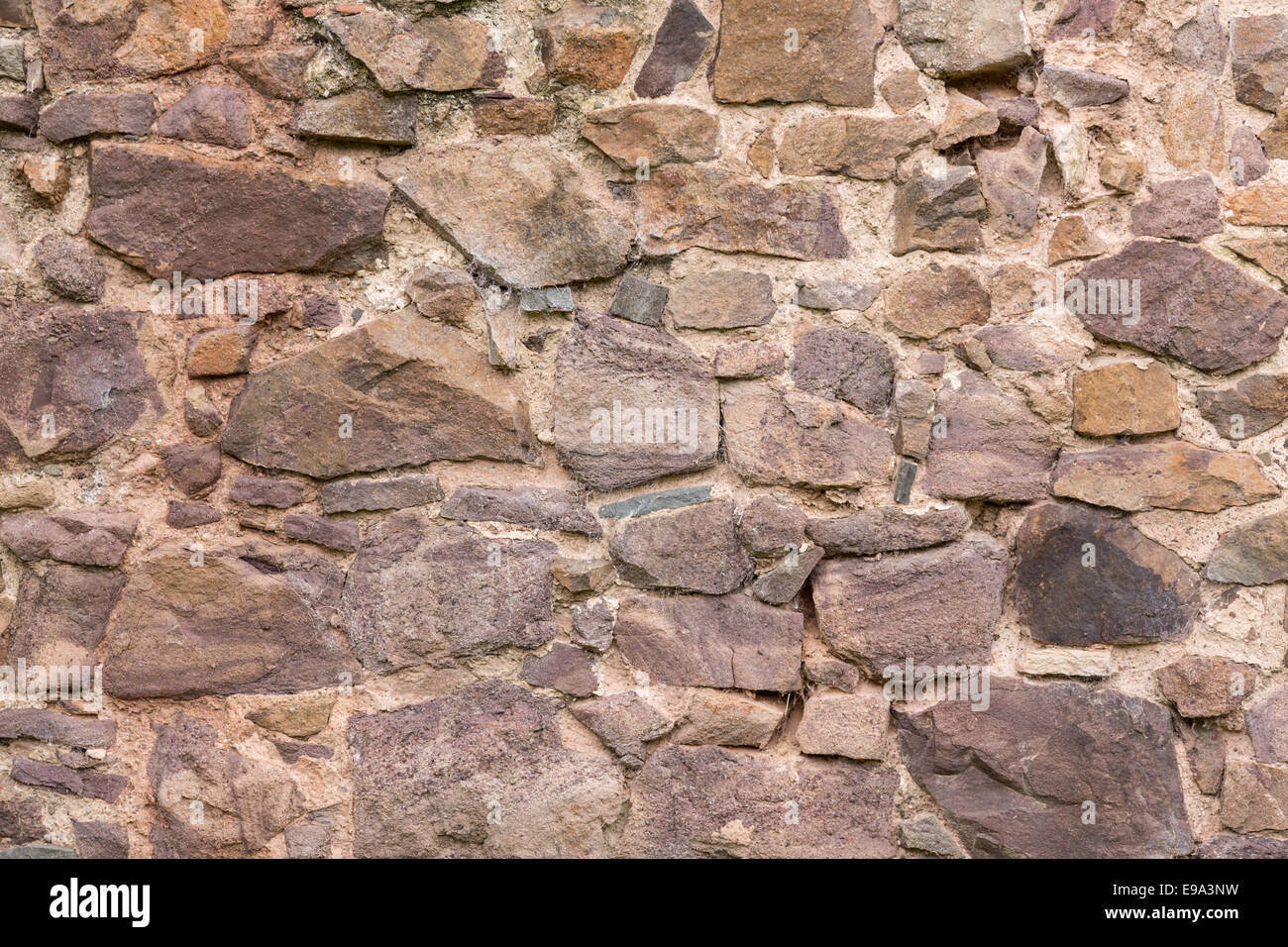 Ungleichmäßige mittelalterlichen Stadtmauer als abstrakten Hintergrund Stockfoto
