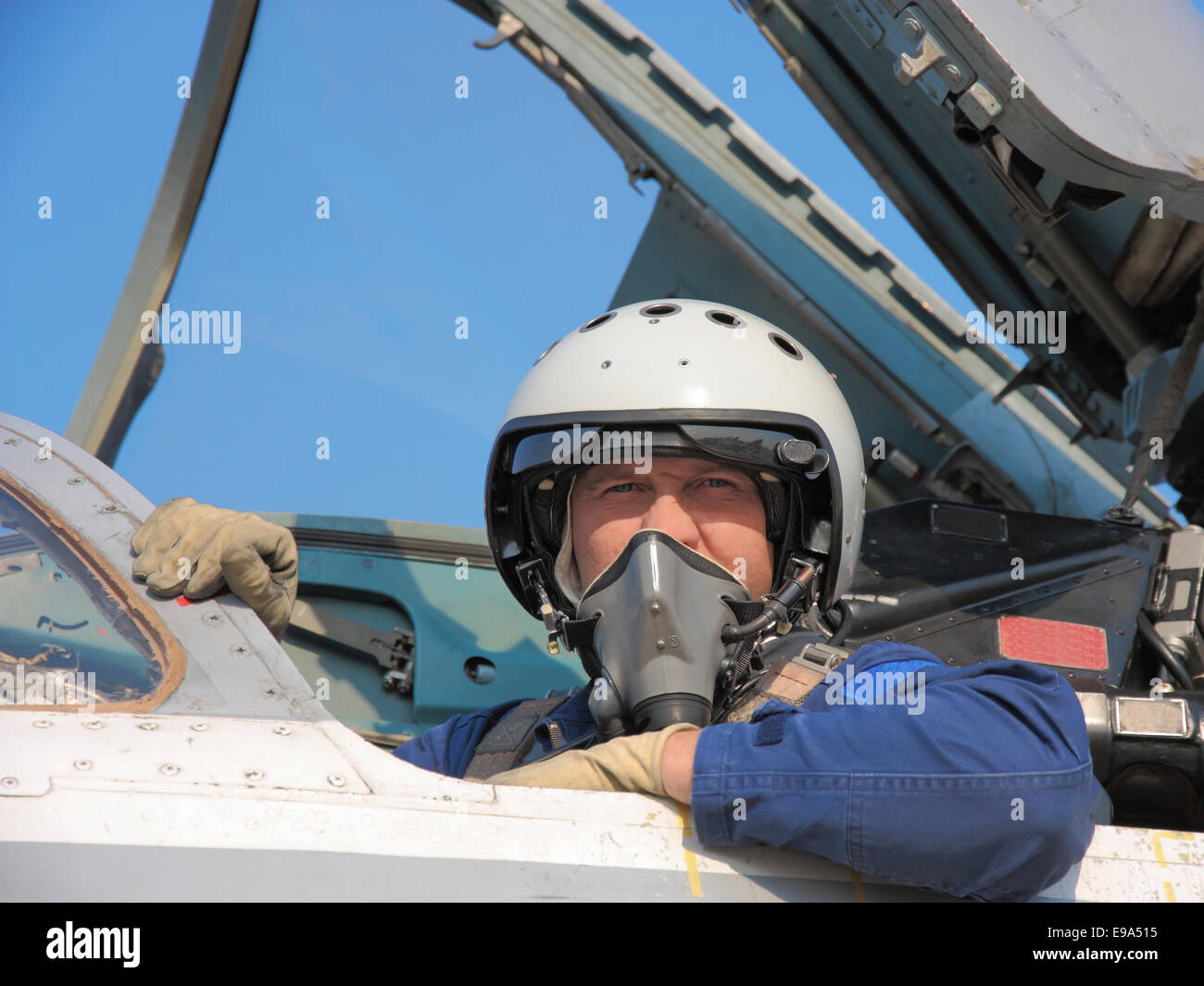 Militärpilot in einem Helm auf ein Flugzeug Stockfoto