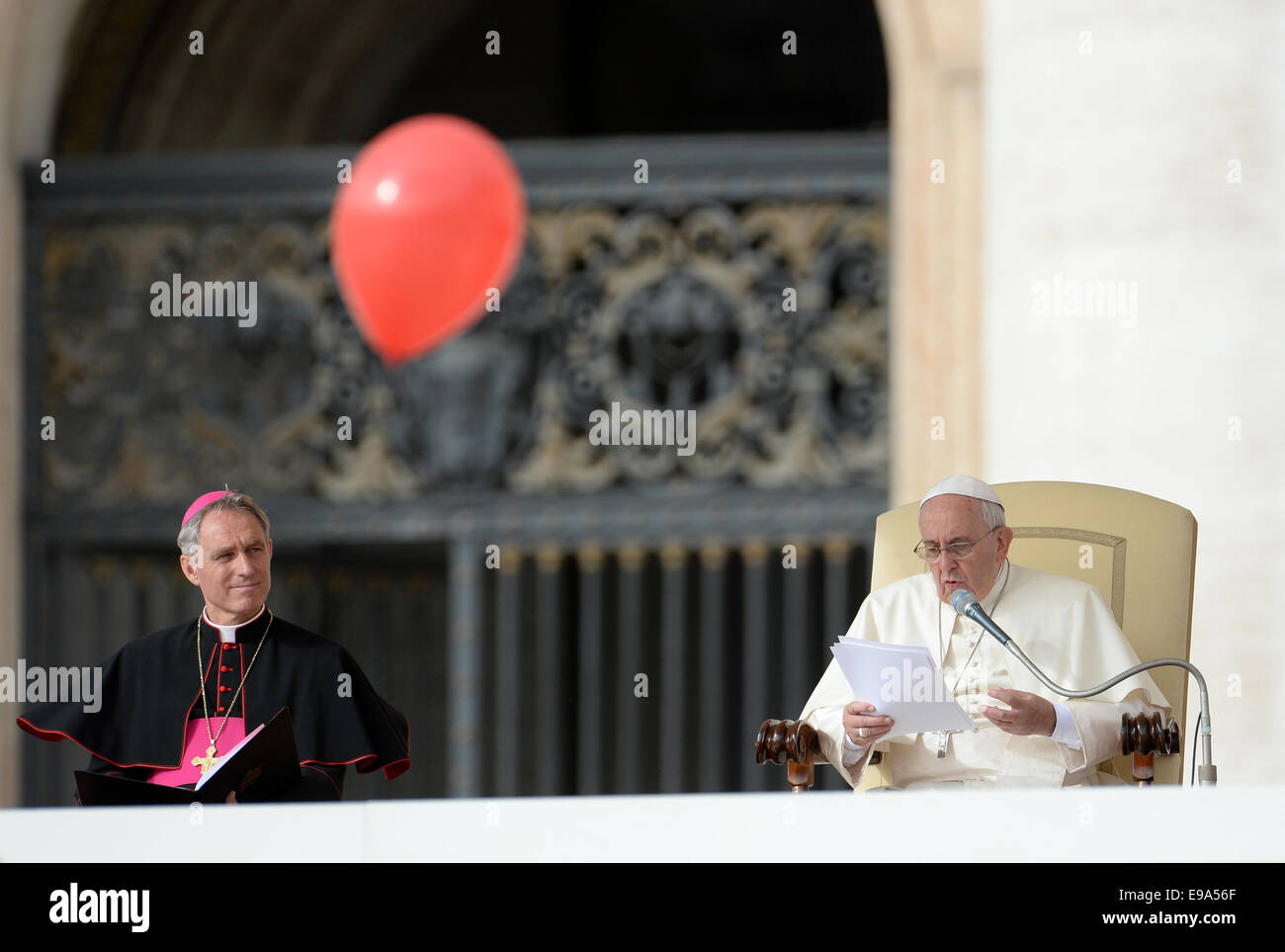 Vatikan, am 22. Oktober 2014. Ein roter Ballon fliegt von Pope Francis (R) spricht und der Erzbischof Georg Gaenswein, Präfekt des Päpstlichen Hauses hört während seiner Mittwoch Generalaudienz in dem Petersplatz der Vatikanstadt, 22. Oktober 2014. Bildnachweis: Dpa picture Alliance/Alamy Live News Stockfoto