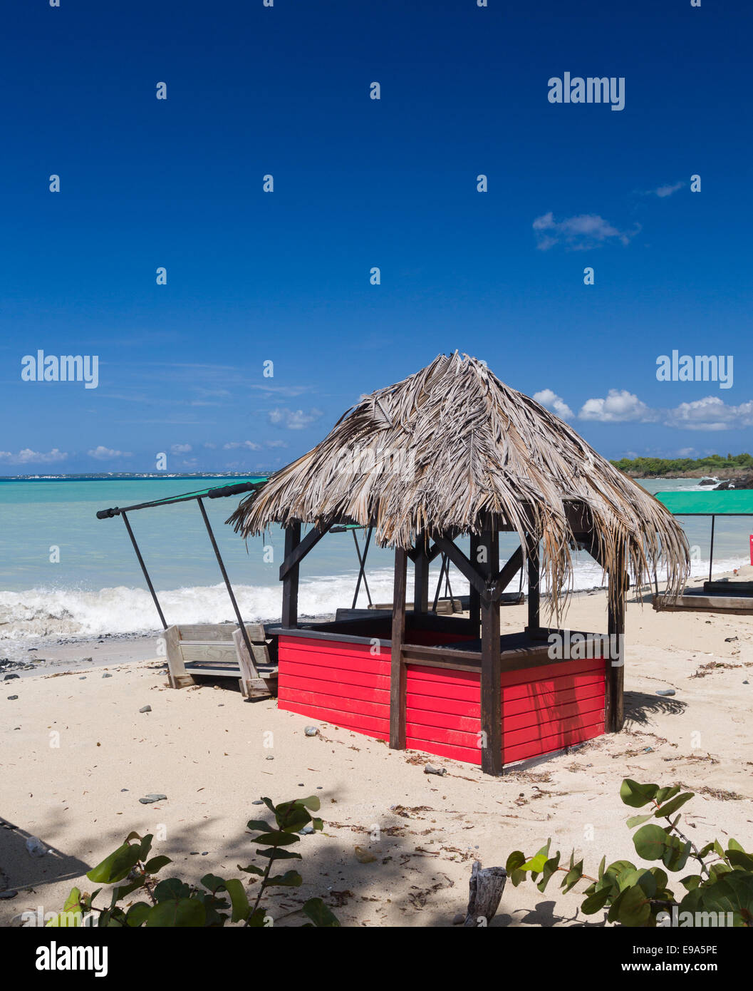 Bar und Tischen am Strand mit Sand bedeckt Stockfoto