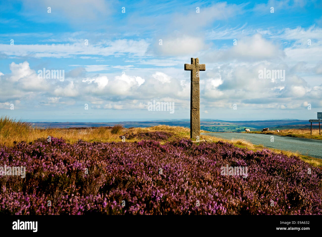 Junge Ralphs Steinkreuz im Sommer Westerdale North York Moors National Park North Yorkshire England Großbritannien Großbritannien Großbritannien Großbritannien Großbritannien Großbritannien Großbritannien Großbritannien Großbritannien Großbritannien Großbritannien und Nordirland Stockfoto